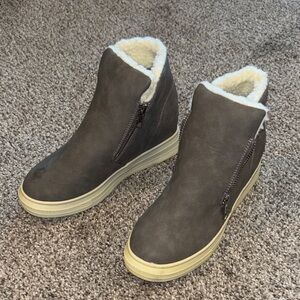 Yoki Charcoal Boots with Soft Cream Lining